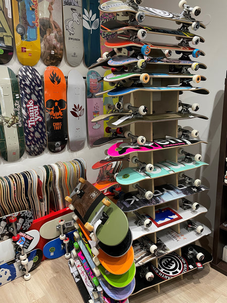 Le plus grand choix de skateboard complets dans nos deux skateshop de Clamart et Sevres. Santa Cruz, Element, Globe, Girl, Chocolate, Real, Enjoi, Cliché : les plus grandes marques